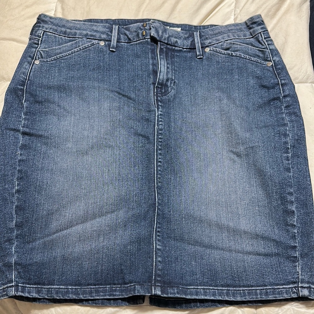 Levi’s denim stonewashed skirt size 12/31. 22 inches from waist to hem (length).